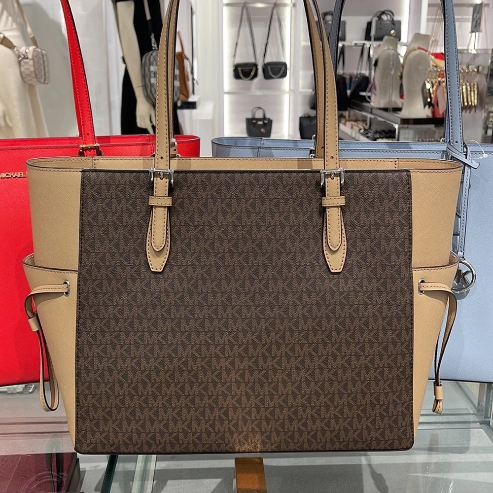 MICHAEL KORS GILLY LARGE DRAWSTRING TRAVEL TOTE SIGNATURE Camel NWT